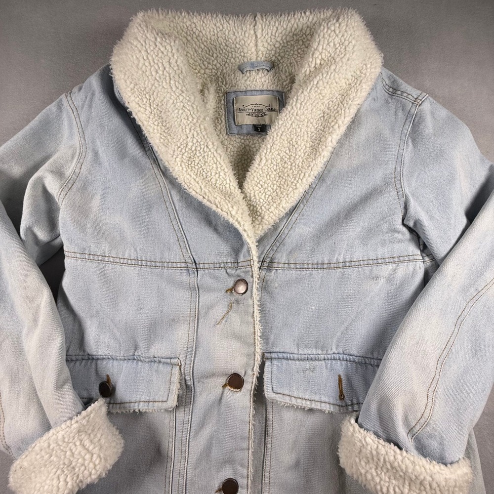 Ashley Vintage Charm Light Wash Denim Faux Shearling Lined Jacket JKJR1144 Small